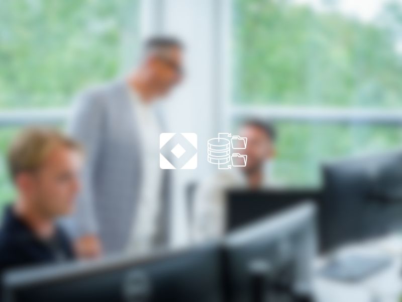 Twee collega’s bespreken AI-toepassingen op kantoor, symbool voor AI-integratie in bedrijfsprocessen.